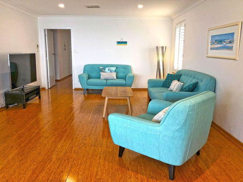 'Mooring Two Upstairs', 23 Shoal Bay Rd - Stunning Views, WIFI, Air Conditioning And Boat Parking - Travel Agents 3