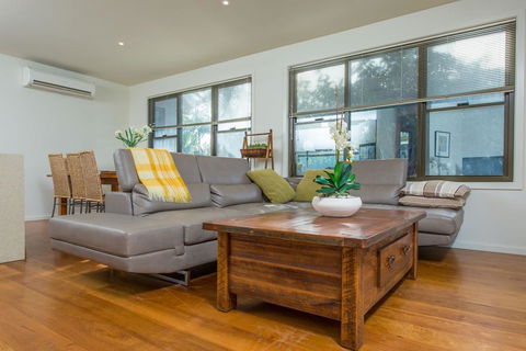 'Rolling Waves 2' On Ocean Drive - Tourism Guide 2