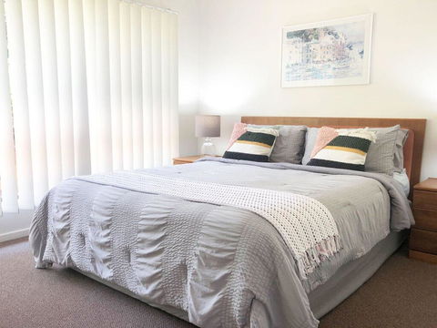'Sandy Palms' 28 Moorooba Cr - Beautiful Home With Wifi, Air-con And Boat Parking - Cruises Travel 1