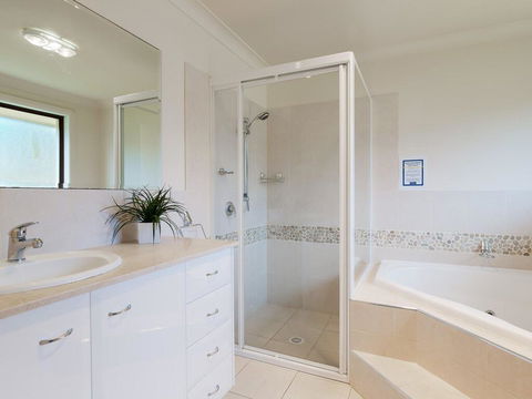 'Sandy Point Haven', 21a Sandy Point Rd - Stylish Haven With WIFI, Air Conditioning & Water Views - Tourism Guide 1