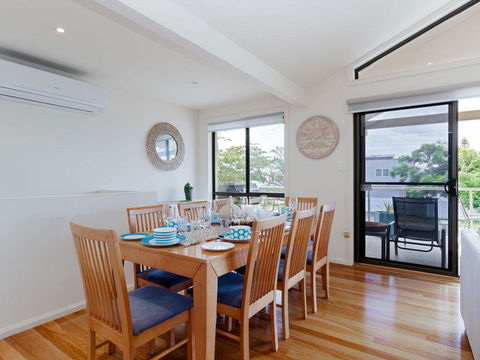 'Sandy Point Haven', 21a Sandy Point Rd - Stylish Haven With WIFI, Air Conditioning & Water Views - Tourism Guide 3