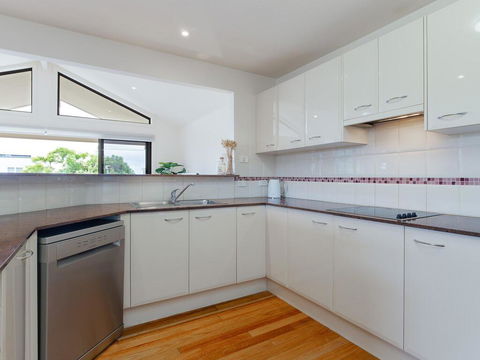 'Sandy Point Haven', 21a Sandy Point Rd - Stylish Haven With WIFI, Air Conditioning & Water Views - Tourism Guide 2