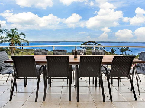 'The Bay', 25 Wallawa Rd - Huge Home With Aircon, Spectacular Views & Chromecast - Cruises Travel 3