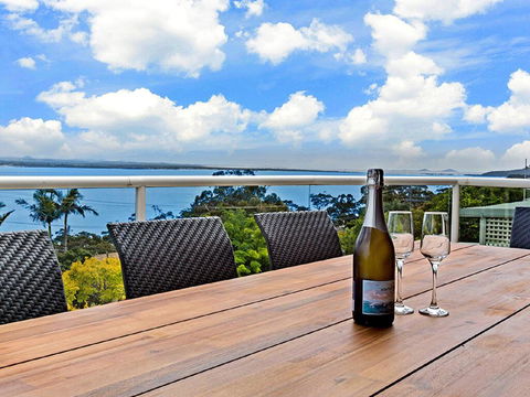 'The Bay', 25 Wallawa Rd - Huge Home With Aircon, Spectacular Views & Chromecast - Cruises Travel 1