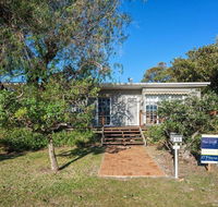 'The Croft' 11 Boulder Bay Rd - Cosy Beach House with Aircon  only 270m to the Beach - Cruises Travel