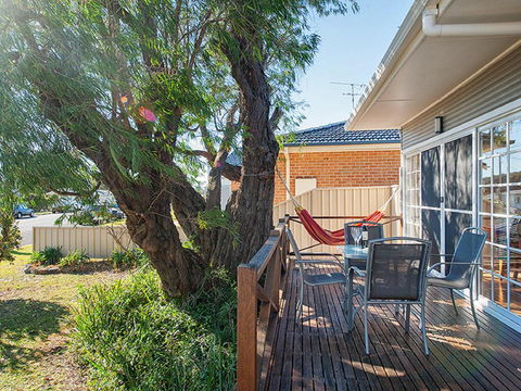 'The Croft' 11 Boulder Bay Rd - Cosy Beach House With Aircon & Only 270m To The Beach - Tourism Guide 1