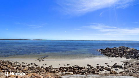 'Yacaaba' Beautiful Waterfront Location - Cruises Travel 2
