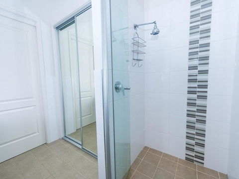 1 'Florida', 5 Lillian Street - 2 Min Walk To Beach, Shops & Restaurants - Cruises Travel 2