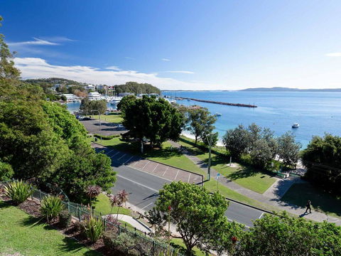1 'Kiah', 53 Victoria Parade - Stunning Views, Wifi, Aircon, Just Across The Road To The Water - Cruises Travel 0
