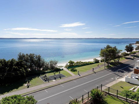 1 'Kiah', 53 Victoria Parade - Stunning Views, Wifi, Aircon, Just Across The Road To The Water - Cruises Travel 2