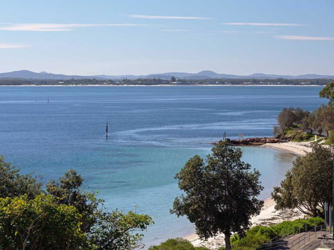1 'Kiah', 53 Victoria Parade - Stunning Views, Wifi, Aircon, Just Across The Road To The Water - Cruises Travel 3