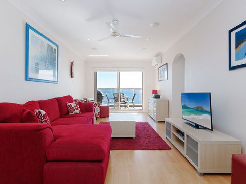 1 'Kiah', 53 Victoria Parade - Stunning Views, Wifi, Aircon, Just Across The Road To The Water - Cruises Travel 1