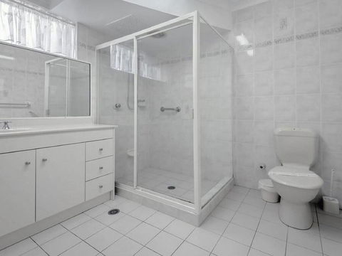 1 'Laman Lodge', 15 Laman Street - Stunning Air Conditioned Unit With Water Views And WIFI - Cruises Travel 1