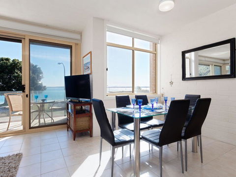 1 'Little Hut', 20 Kurrawa Close - Spectacular Water Views, NBN & Air Conditioned - Tourism Guide 1