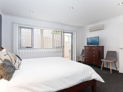 1 'Seaview', 9 Church Street - Huge Air Conditioned Unit With Lift & WIFI - Cruises Travel 1