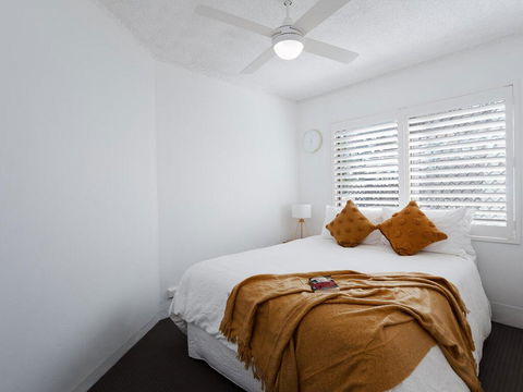 1 'The Poplars' 34 Magnus St - Panoramic Water Views, Pool, Aircon & WIFI - Cruises Travel 3