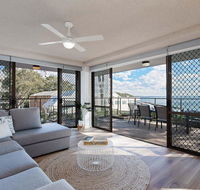 1 'The Poplars' 34 Magnus St - panoramic water views pool aircon  WIFI - Cruises Travel