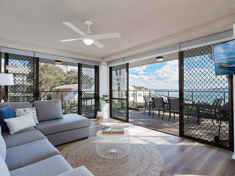 1 'The Poplars' 34 Magnus St - Panoramic Water Views, Pool, Aircon & WIFI - Cruises Travel 0
