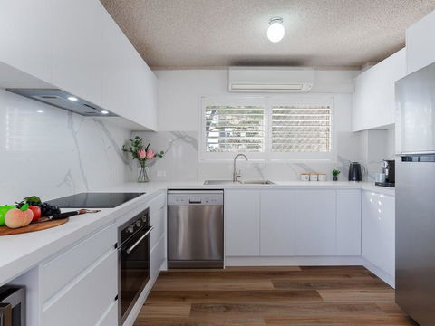 1 'The Poplars' 34 Magnus St - Panoramic Water Views, Pool, Aircon & WIFI - Cruises Travel 2