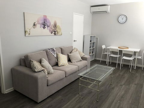 1 Bedroom Unit In Heart Of Elsternwick - Travel Agents 0