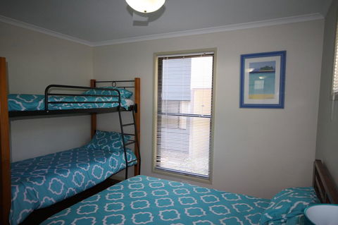 1 Naiad Court - Lowset Family Home With Swimming Pool And Covered Deck. Pet Friendly - Travel Search 0