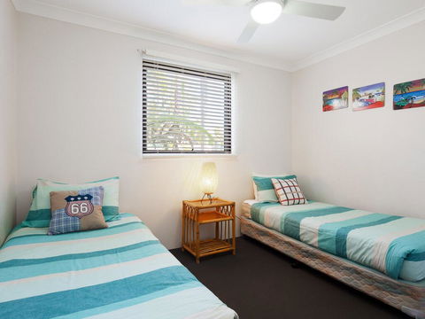 13 'Carindale', 19 Dowling Street - Large Ground Floor Unit With Pool & Tennis Court - Cruises Travel 2