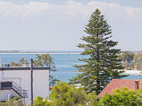 13 'Cote D'Azur', 61 Donald Street - Lovely Unit With Air Con, Pool, Lift And WiFi - Cruises Travel 0