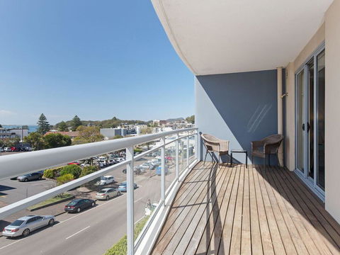 13 'Cote D'Azur', 61 Donald Street - Lovely Unit With Air Con, Pool, Lift And WiFi - Cruises Travel 2