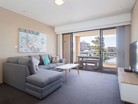 13 'Cote D'Azur', 61 Donald Street - Lovely Unit With Air Con, Pool, Lift And WiFi - Cruises Travel 1
