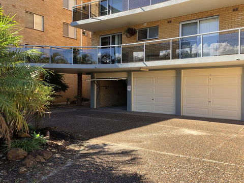 13 'Parkview', 11-13 Catalina Close - Great Location Unit With A Locked Garage - Cruises Travel 0