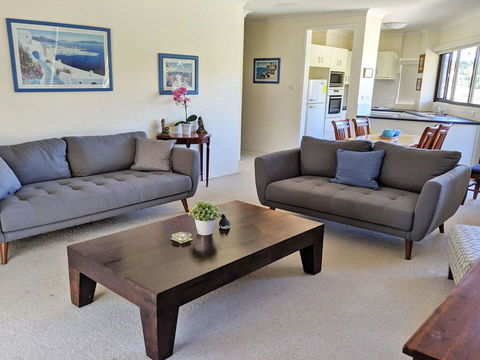 13' Mistral Court', 17 Mistral Close - Walk Across To Little Beach! - Cruises Travel 2