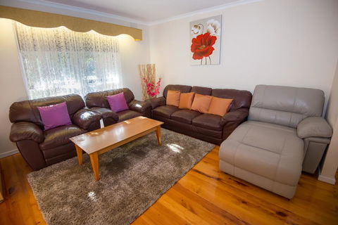 14 Bunker Crescent - Travel Agents 0