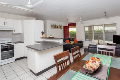 14 Double Island Drive - Rainbow Beach, Large Holiday House With Pool,Pets Welcome, Free Wi-Fi - Travel Search 2