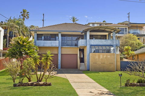 143 Matthew Flinders Drive, Port Macquarie - Travel Agents 1