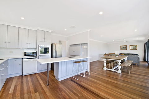 143 Matthew Flinders Drive, Port Macquarie - Travel Agents 3