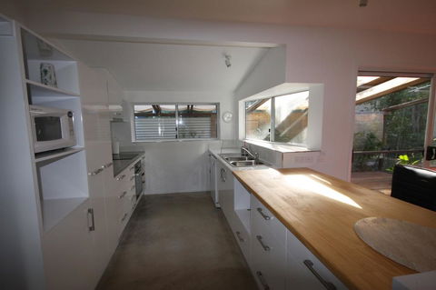 15 Belle Court - Modern, Architect Designed, Open Plan Holiday Home With Outdoor Shower - Travel Search 3