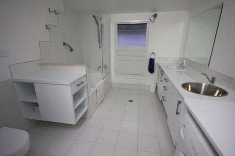 15 Belle Court - Modern, Architect Designed, Open Plan Holiday Home With Outdoor Shower - Travel Search 2