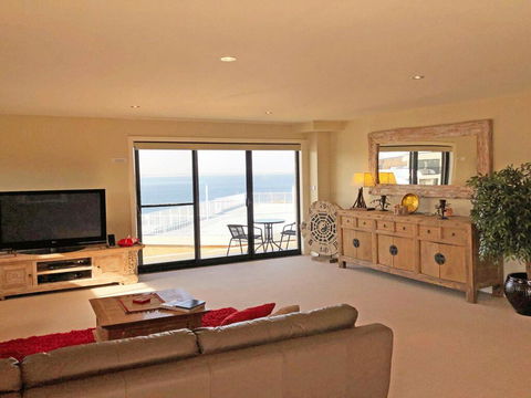 15 Dolphin Cove, 2 - 6 Government Rd - Stunning Penthouse With Views, Lift & Ducted Air Conditioning - Cruises Travel 1