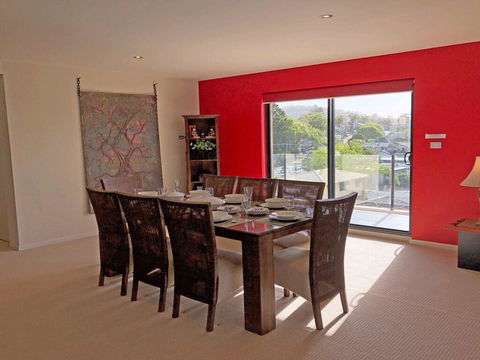 15 Dolphin Cove, 2 - 6 Government Rd - Stunning Penthouse With Views, Lift & Ducted Air Conditioning - Cruises Travel 2