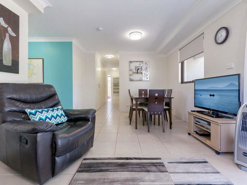 16 'Carindale' 19-23 Dowling St - Ground Floor, Foxtel, Pool And Tennis Court - Cruises Travel 3