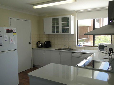17 'The Commodore' 9-11 Donald Street - Pleasant Unit With Open Plan Living - Cruises Travel 3