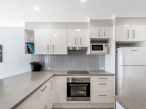 19 'Bay Parklands', 2 Gowrie Avenue - Ground Floor Renovated Unit With Water Views & WIFI - Cruises Travel 1