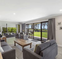 19 'Bay Parklands' 2 Gowrie Avenue - ground floor renovated unit with water views  WIFI - Cruises Travel