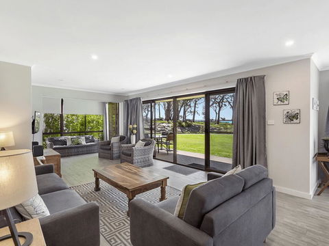 19 'Bay Parklands', 2 Gowrie Avenue - Ground Floor Renovated Unit With Water Views & WIFI - Cruises Travel 0