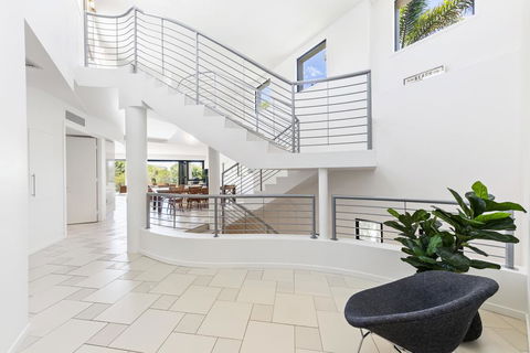 19 Ross Crescent - Travel Agents 3