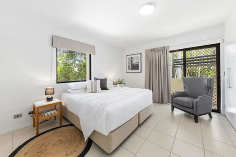 19 Ross Crescent - Travel Agents 1