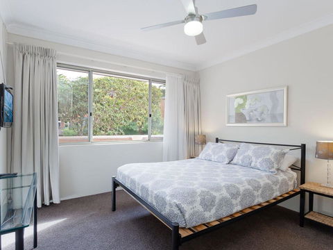 2 'Bronte Court' 17 Magnus Street - Air Con, Complex Pool And Centrally Located - Cruises Travel 0