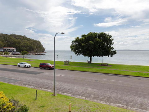 2 'Little Hut' 20 Kurrawa Close - Stunning Water Views Of Little Beach - Cruises Travel 0
