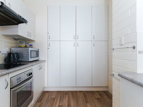 2 'Little Hut' 20 Kurrawa Close - Stunning Water Views Of Little Beach - Cruises Travel 1