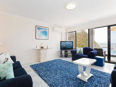 2 'Paradiso', 4 Laman Street - Beautiful Unit With Stunning Water Views & Pool - Cruises Travel 3